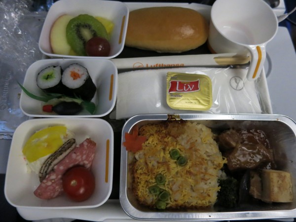 LH711の機内食1食目