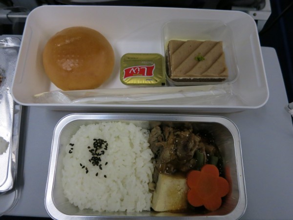 LH711の機内食2食目